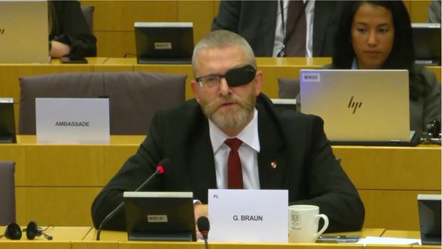 Grzegorz Braun opaska na oku